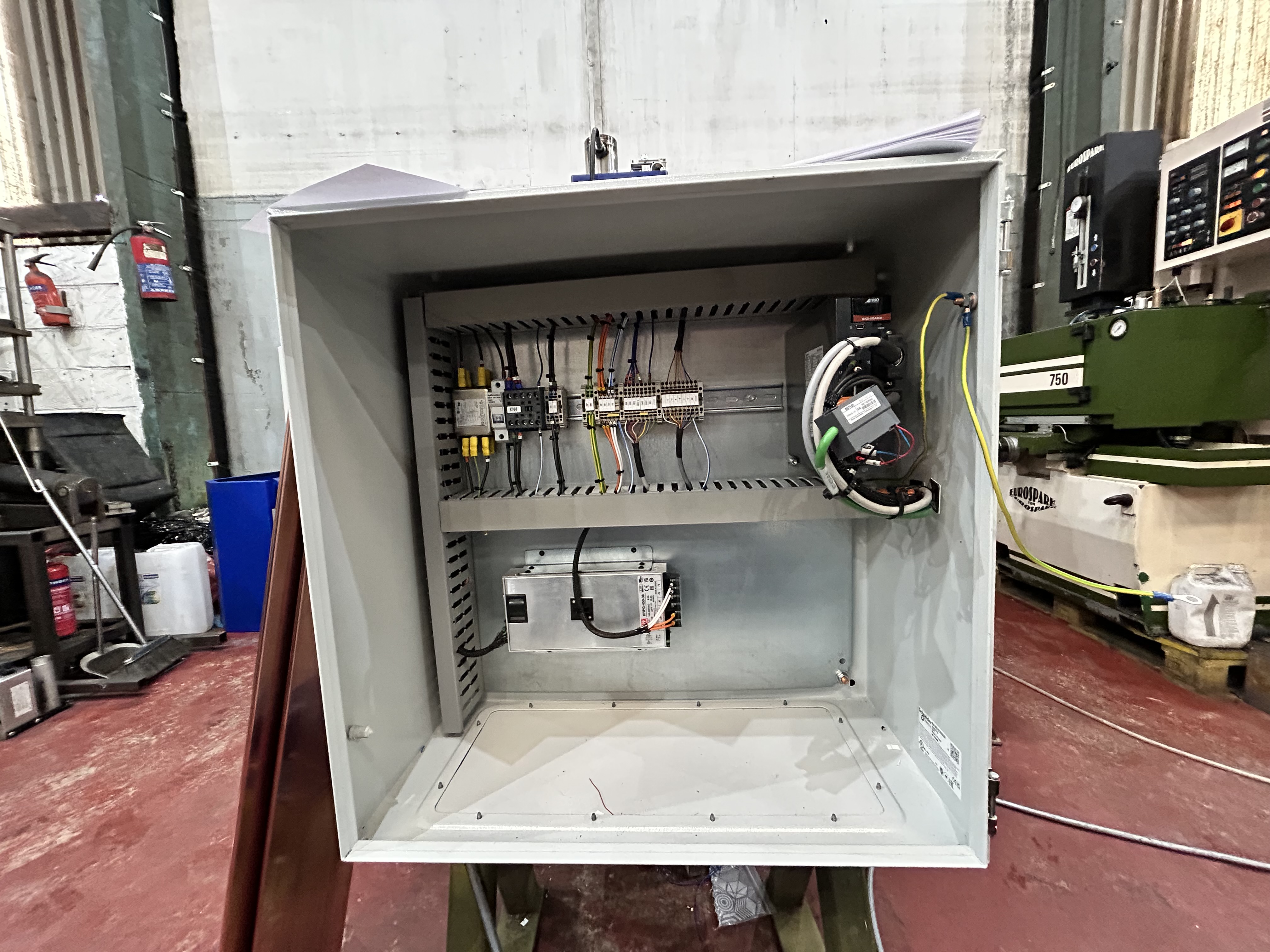 Servo control cabinet wiring